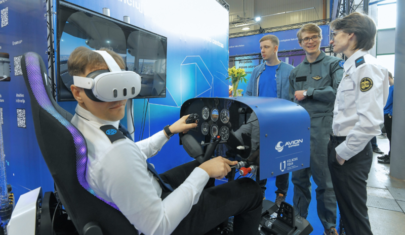 VILNIUS TECH sukurtas pirmasis Lietuvoje skrydžių simuliatorius leis pasijusti pilotais